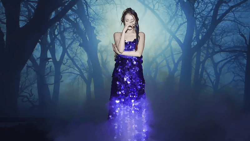 Vừa bị chê già, Địch Lệ Nhiệt Ba ‘phản pháo’ bằng loạt hình hóa thiên thần ảnh 4