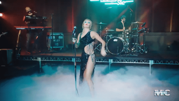 ‘Nóng mặt’ với bộ xáy xẻ hông cao vút của Miley Cyrus ảnh 7