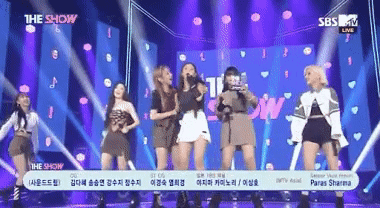 Hôn má nhau ăn mừng chiến thắng, nhóm nhạc nữ bất ngờ bị chỉ trích dữ dội ảnh 2