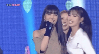 Hôn má nhau ăn mừng chiến thắng, nhóm nhạc nữ bất ngờ bị chỉ trích dữ dội ảnh 1