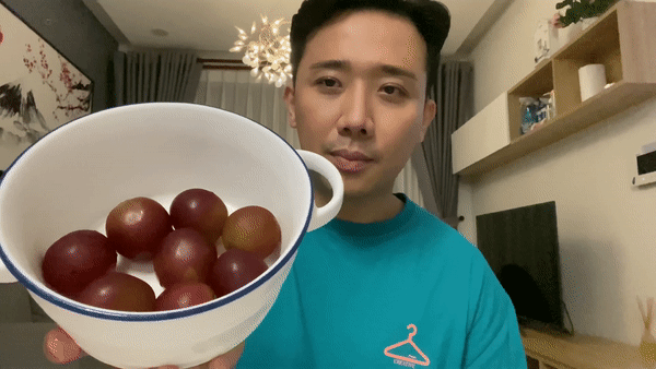 Trấn Thành choáng không dám ăn chùm nho được tặng có giá 11 triệu đồng, 900.000 đồng/quả ảnh 3