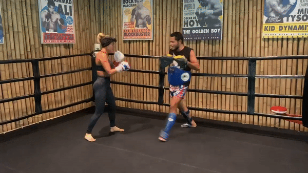 ‘Đỏ mặt’ với đồ bơi khoét hông táo bạo của mỹ nhân Anh Kaz Crossley ảnh 5