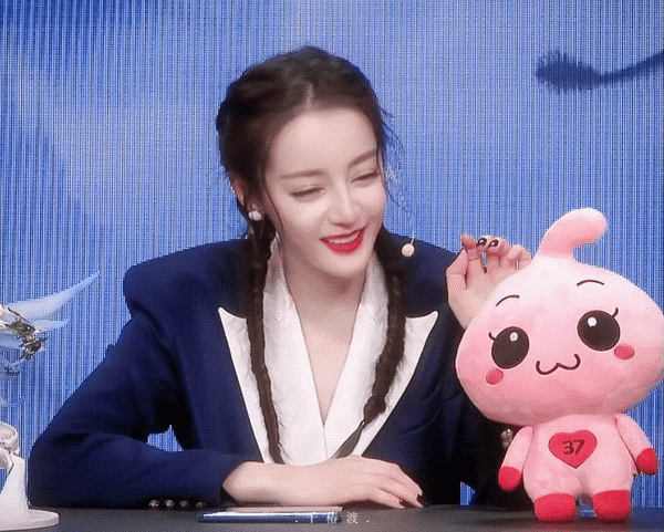 Địch Lệ Nhiệt Ba đẹp ‘không góc chết’, khoe chân dài miên man giữa ồn ào tình ái ảnh 2