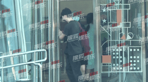 Triệu Vy liên tục bị bắt gặp đi chơi với trai trẻ, nghi vấn ngoại tình ảnh 1