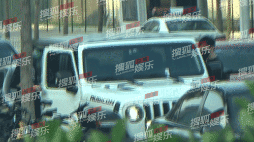 Triệu Vy liên tục bị bắt gặp đi chơi với trai trẻ, nghi vấn ngoại tình ảnh 2