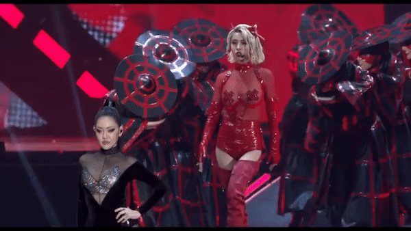 Diện đồ xuyên thấu lộ nội y, Từ Hy Đệ gây sốc khi ‘khóa môi’ Thái Y Lâm ảnh 3