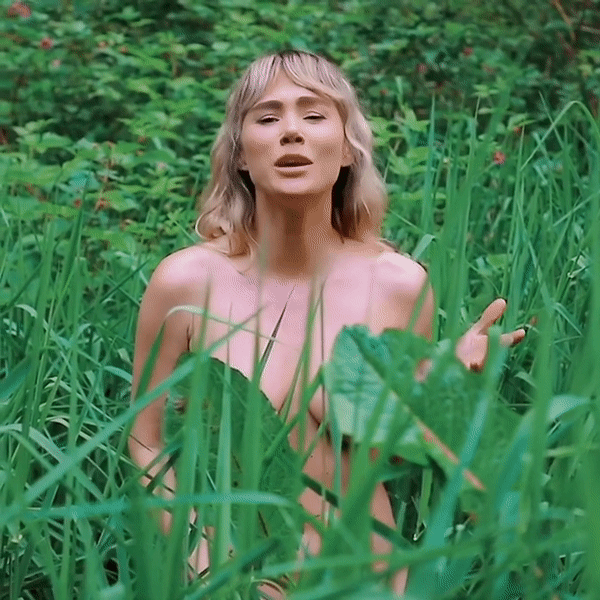 Mỹ nhân Playboy cởi sạch đồ đóng quảng cáo trong rừng gây tranh cãi ảnh 1