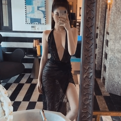 Ngọc Trinh diện váy xuyên thấu xẻ ngực sâu đến eo, ‘thả rông’ nóng bỏng ảnh 2