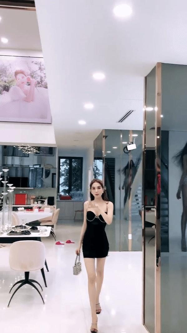 Ngọc Trinh diện váy xuyên thấu xẻ ngực sâu đến eo, ‘thả rông’ nóng bỏng ảnh 6