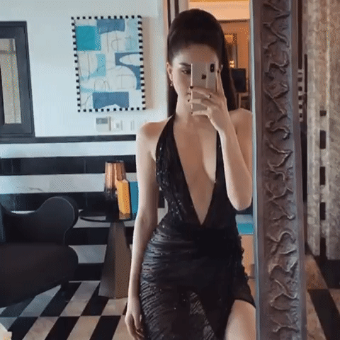 Ngọc Trinh diện váy xuyên thấu xẻ ngực sâu đến eo, ‘thả rông’ nóng bỏng ảnh 1