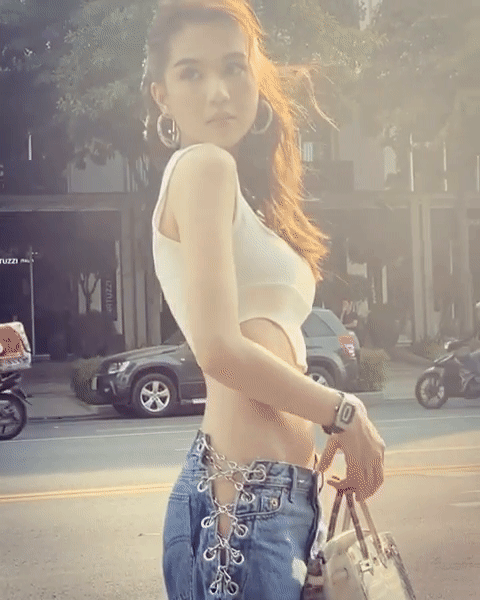 Diện crop-top khoe eo 53 cm, Ngọc Trinh gây choáng vì mặc quần ‘quên’ nội y ảnh 1