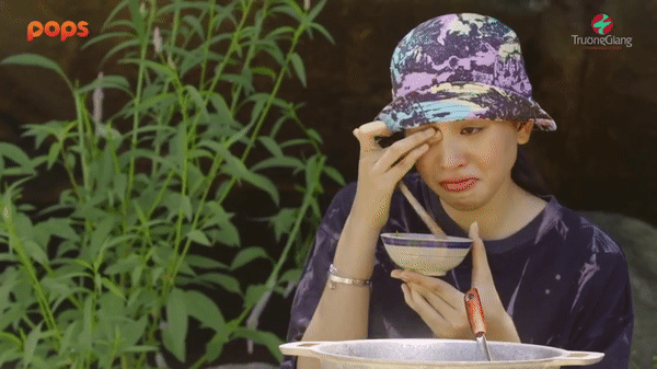 Dùng bữa cùng Trường Giang, Hoa hậu Tiểu Vy ‘cơm chan nước mắt’ ảnh 3