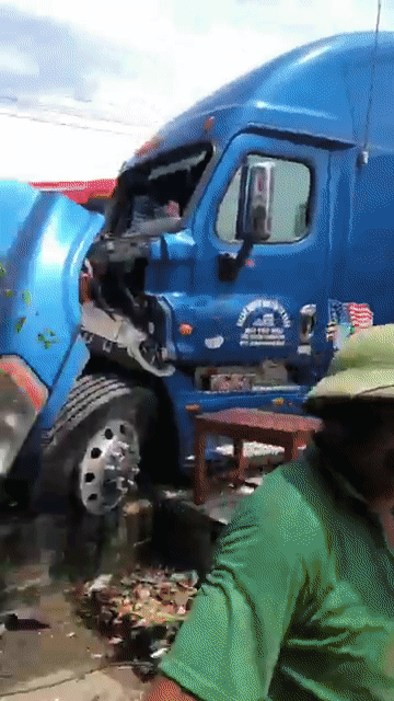 Container đấu đầu xe khách, người đón xe buýt chết thương tâm ảnh 2