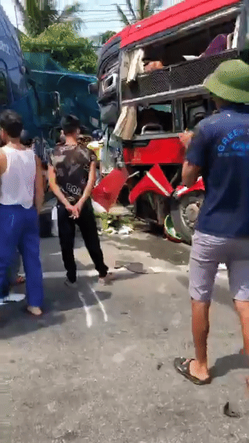 Container đấu đầu xe khách, người đón xe buýt chết thương tâm ảnh 1