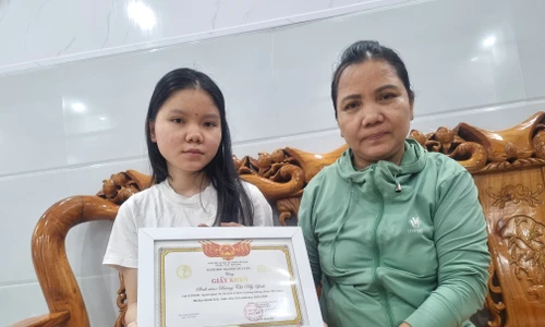 Vợ và con gái cựu binh Gạc Ma Dương Văn Dũng. Ảnh: Thanh Hiền