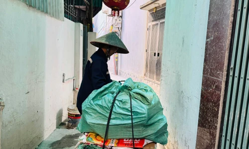 Nhóm lao động tự do tại gầm cầu vượt dốc Bưởi, Hà Nội ào ra khi có người đến thuê mướnẢnh: LƯU TRINH