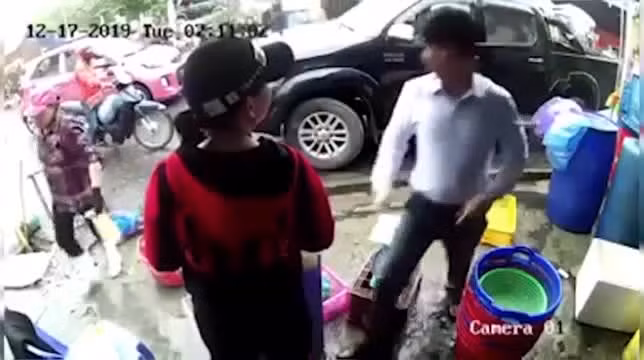 Dân mạng chia sẻ chóng mặt clip người đàn ông bảnh bao đánh bà bán cá