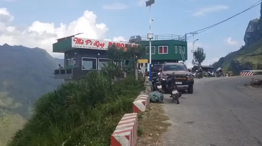 Công trình 'chui' Panorama Mã Pì Lèng sắp bị tháo dỡ bất ngờ được sơn màu xanh