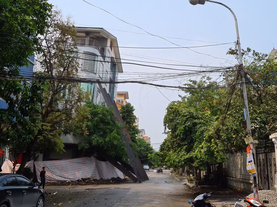 Nhà 5 tầng sụt nghiêng lúc thi công, dân khu phố nháo nhào sơ tán