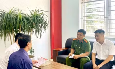  Nhân viên ngân hàng báo công an khi khách rút 1,5 tỷ đồng 