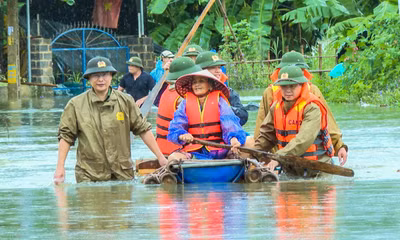 Công an Thanh Hóa dầm mình trong mưa lũ giúp dân