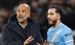 Rayan Cherki và Pep Guardiola.