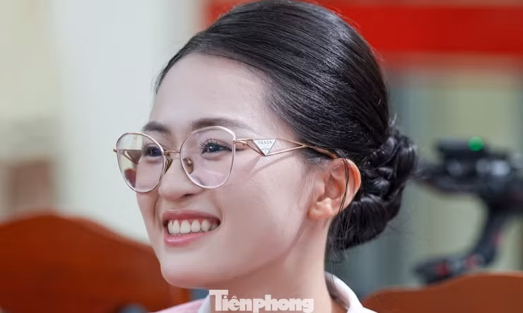 Thí sinh Hoa hậu Việt Nam nấu ăn, lau dọn Trung tâm Điều dưỡng người có công Hải Phòng