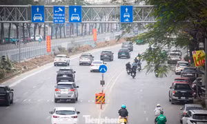 Hà Nội: Tháo dỡ hàng rào sắt phân làn và giải phân cách trên đường Võ Chí Công