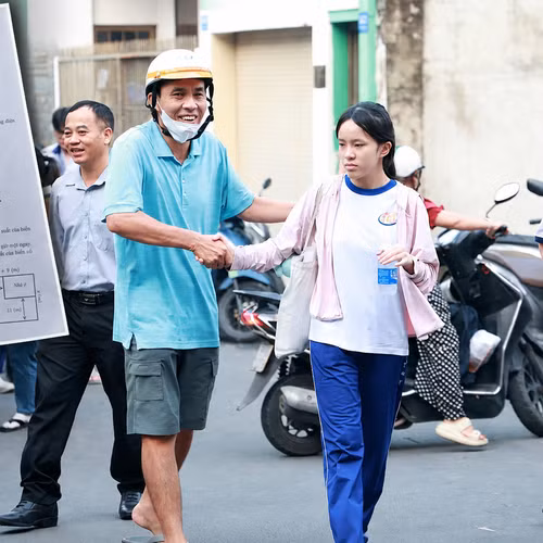 Thi lớp 10 TPHCM: Thí sinh nói đề Toán dễ, tự tin đạt điểm cao