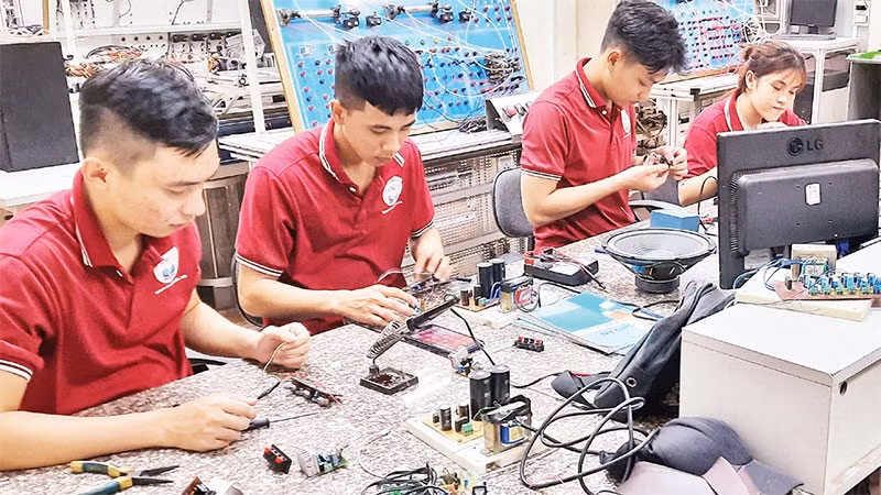 Thấy gì từ thực trạng gần 1,6 triệu thanh niên không học, không việc làm? 