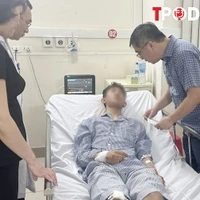 NÓNG 22/7: Vụ lật tàu ở Hạ Long: Đưa nam sinh mất 4 người thân về cơ sở y tế ở Hà Nội