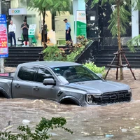 NÓNG 30/9: Mưa lớn liên tiếp, cập nhật những tuyến đường ngập úng ở Hà Nội