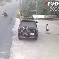 NÓNG 22/4: Bé trai đá bóng ra đường gây chết người, trách nhiệm thuộc về ai?
