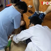 NÓNG 14/1: Một huấn luyện viên đột tử trên sân cầu lông