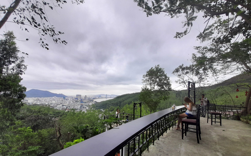 Một số tiểu cảnh trong Khu du lịch Suối Tiên. Ảnh: Trương Định