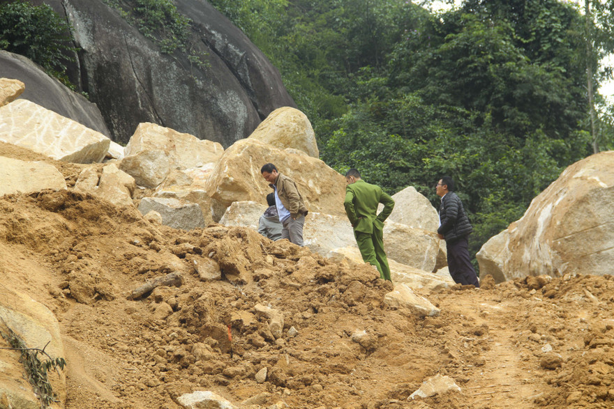 Núi Hòn Chà bị “băm vằm” trái phép. Ảnh: Trương Định