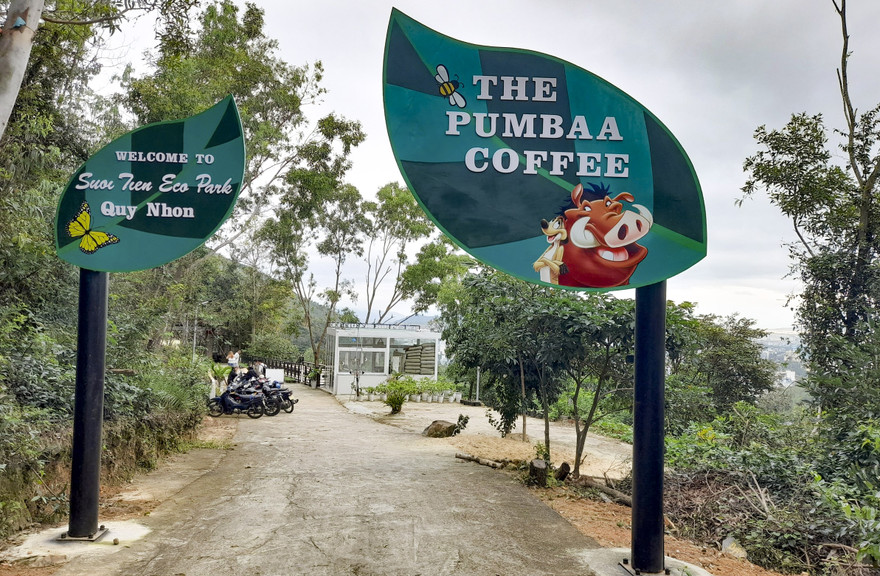 Cổng vào Khu du lịch sinh thái và dã ngoại Suối Tiên. Ảnh: Trương Định