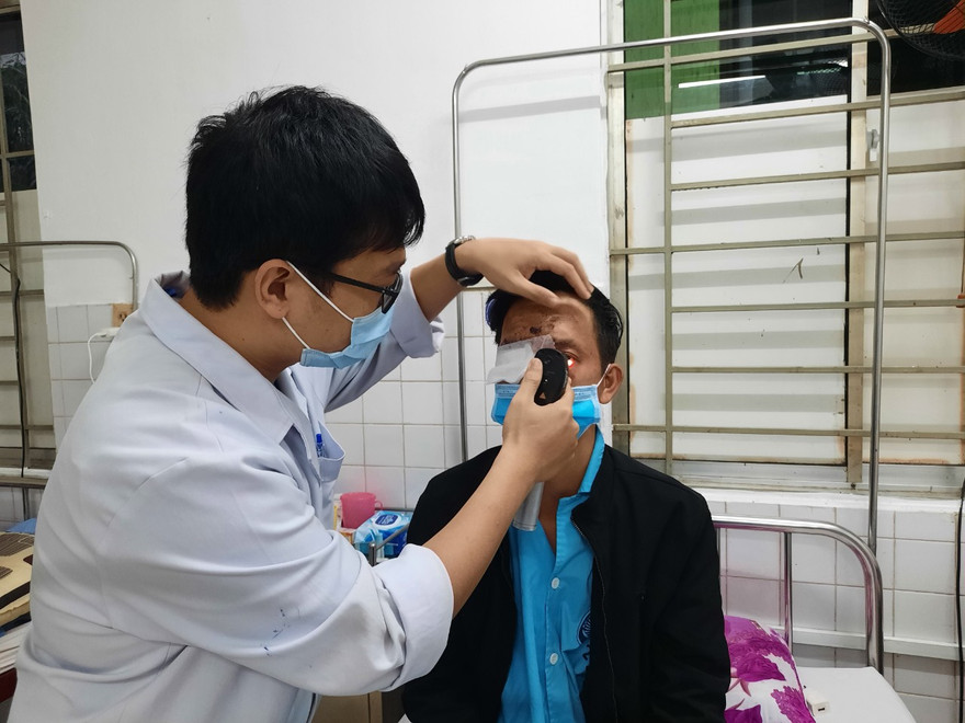 Chơi pháo dịp Tết, người hỏng mắt, người nát tay 