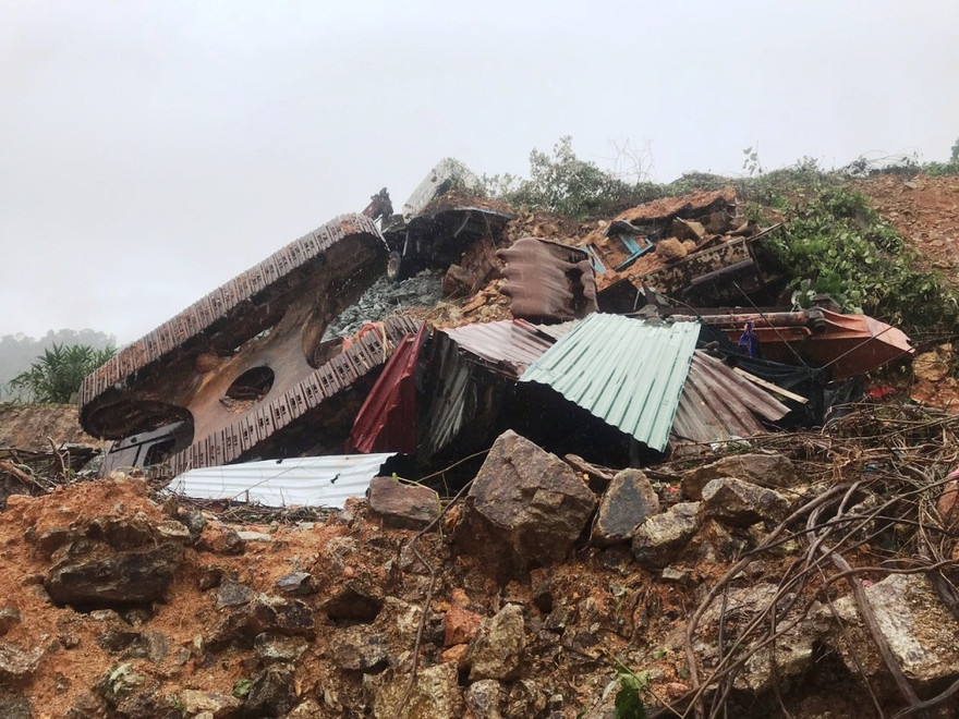 Sạt lở kinh hoàng vùi lấp máy móc, nhà cửa thuộc khu vực thủy điện Rào Trăng 3.