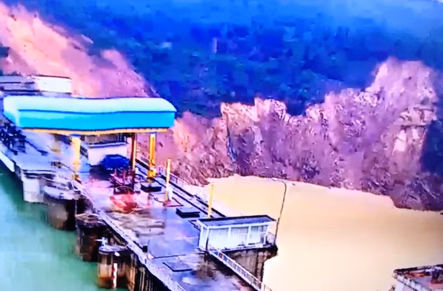 Hiện trường sạt lở đất đá vừa xảy ra tại vai trái hạ lưu thủy điện Hương Điền.
