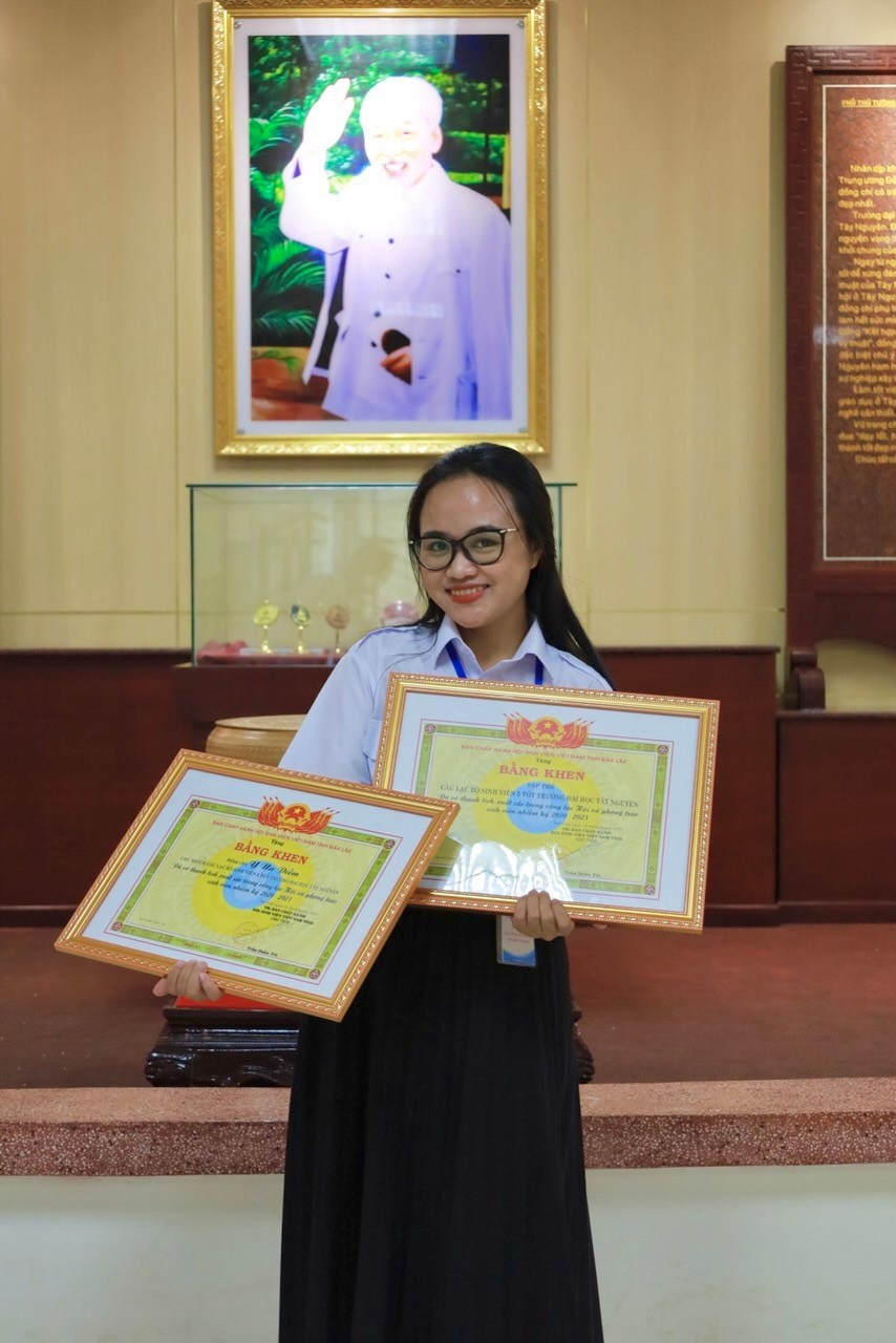 Y Un Diễm nhận danh hiệu “Sinh viên 5 tốt”.
