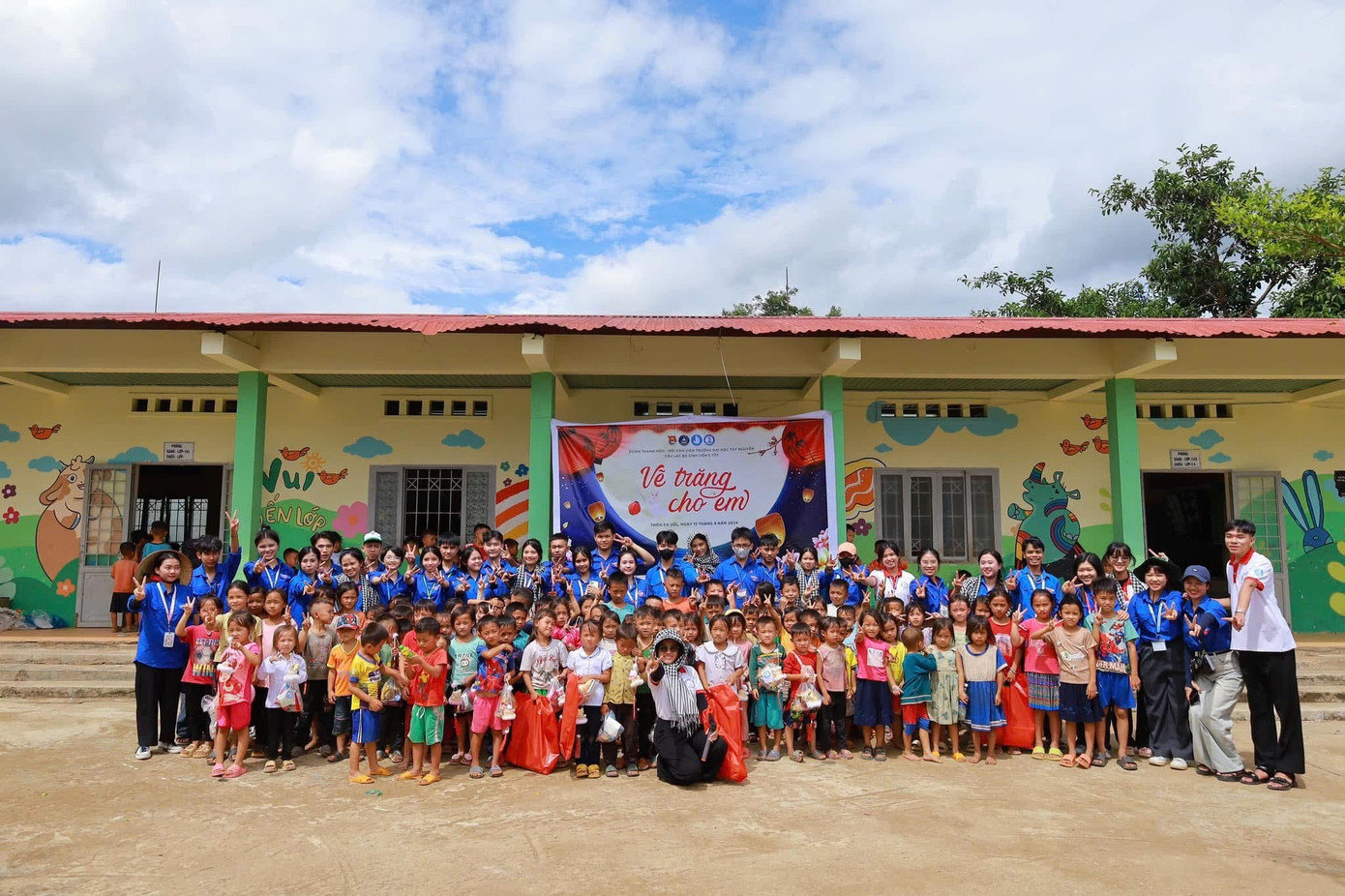 Ngay từ thời đại học, Y Un Diễm đã tích cực tham gia, tổ chức các hoạt động cộng đồng giúp các em nhỏ vùng cao.