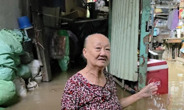 Triều cường lên cao, nhà dân ở Cần Thơ ngập ngang bụng