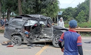 Bốn người thương vong sau cú va chạm giữa xe ô tô và xe đầu kéo ở Quảng Trị