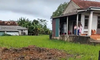 Nguyên nhân vụ nổ kinh hoàng giữa ruộng lúa áp nhà dân ở Quảng Trị