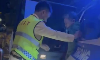 CSGT Công an tỉnh Quảng Trị dùng xe chuyên dụng đưa người đàn ông bị rắn độc cắn đi cấp cứu trong đêm.