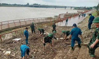Chung tay làm sạch Bến thả hoa sông Thạch Hãn