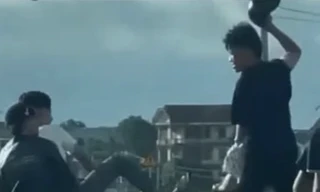 Nhóm đối tượng chạy xe máy ‘làm xiếc’ bằng gậy trên Quốc lộ 1A 