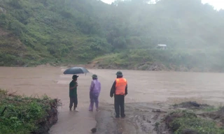 Tự ý lái xe vượt rào chắn, 4 người ở Quảng Trị bị lũ cuốn trôi