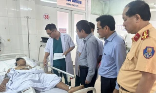 Lãnh đạo tỉnh Quảng Trị thăm hỏi, động viên các nạn nhân vụ xe tải lao vào chợ làm 12 người thương vong